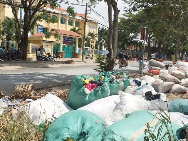 Bãi rác trước cổng trường học  - Ảnh 1.