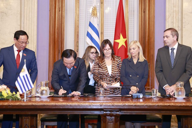 Quốc hội Việt Nam ký Thỏa thuận hợp tác với Thượng viện, Hạ viện Uruguay - Ảnh 1.