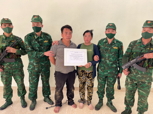 Thanh Hóa: Bắt quả tang 2 người Lào vận chuyển 15.000 viên ma túy tổng hợp - Ảnh 1.