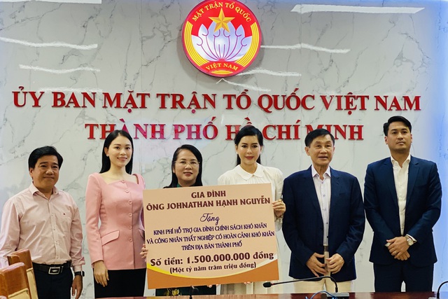 Con trai Johnathan Hạnh Nguyễn dành tiền tổ chức đám cưới hỗ trợ công nhân thất nghiệp - Ảnh 1.