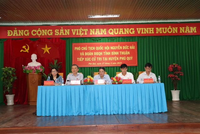 Phó chủ tịch Quốc hội Nguyễn Đức Hải tiếp xúc cử tri tại huyện đảo Phú Quý - Ảnh 1.