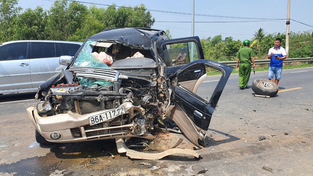 Xe ô tô 7 chỗ đối đầu xe tải gần cầu La Ngà, nhiều người bị thương - Ảnh 1.