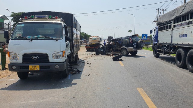Xe ô tô 7 chỗ đối đầu xe tải gần cầu La Ngà, nhiều người bị thương - Ảnh 2.