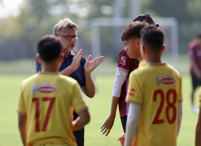Đội hình U.22 Việt Nam: HLV Troussier loại thêm cầu thủ nào? - Ảnh 1.