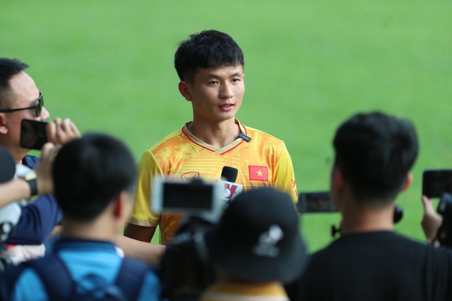 Cầu thủ U.22 Việt Nam xem băng hình để nghiên cứu U.22 Lào - Ảnh 1.