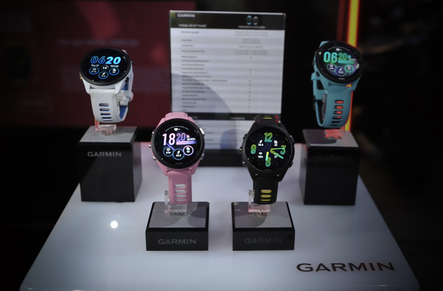 Garmin ra mắt đồng hồ chạy bộ GPS trang bị màn hình AMOLED đầu tiên thế giới - Ảnh 1.