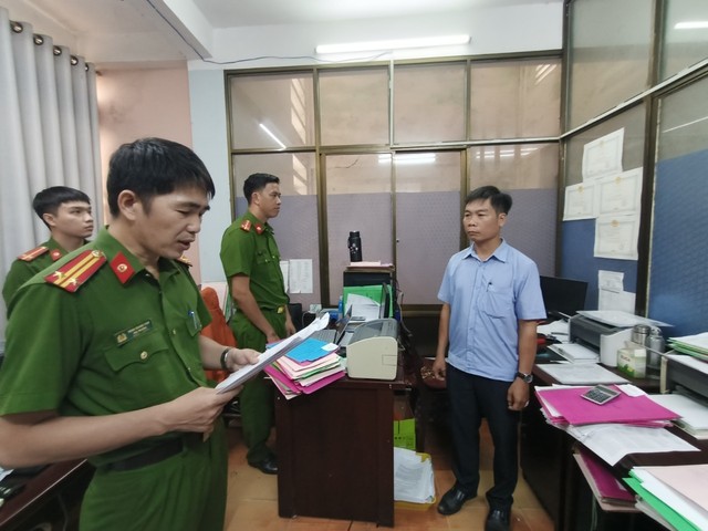 Khởi tố 3 cán bộ thuộc Văn phòng đăng kí đất đai tỉnh Quảng Ngãi - Ảnh 2.