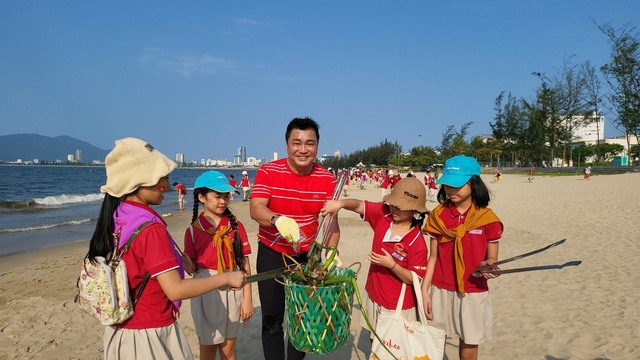 Diễn viên Lý Hùng cùng tình nguyện viên dọn vệ sinh vịnh Đà Nẵng - Ảnh 1.