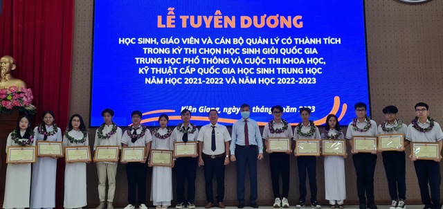 Kiên Giang tuyên dương 38 học sinh đạt giải cấp quốc gia  - Ảnh 1.