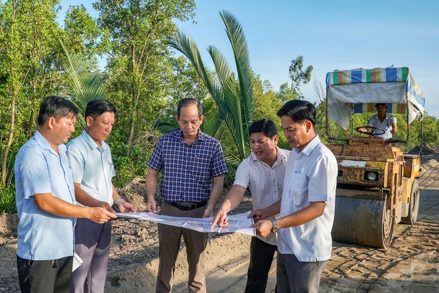 Ông Nguyễn Chí Thiện, Bí thư Huyện ủy Đầm Dơi (thứ 3 từ trái qua), đi kiểm tra công trình xây dựng đường nông thôn. Ảnh: Huỳnh Lâm