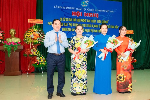 Ông Trần Ngọc Tam, Chủ tịch UBND tỉnh Bến Tre, tặng hoa cho ban lãnh đạo Quỹ hỗ trợ phụ nữ phát triển kinh tế tỉnh Bến Tre trong một sự kiện