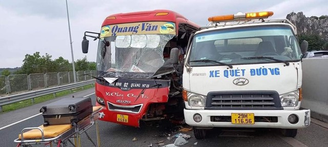 Quảng Ninh: Tai nạn trên cao tốc Hạ Long - Hải Phòng khiến 4 người bị thương  - Ảnh 1.