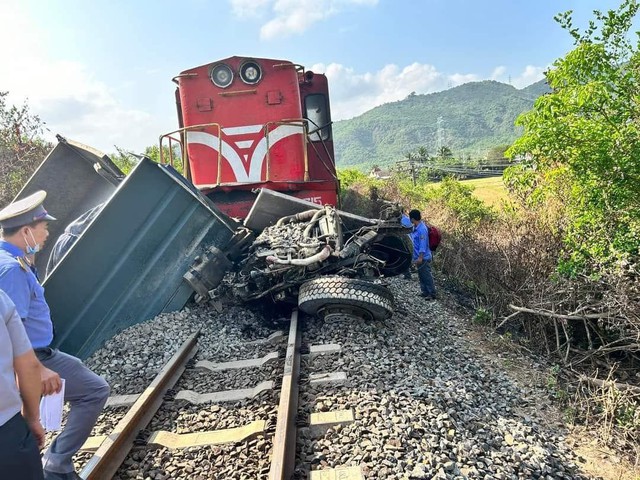 Tàu hỏa đâm đứt lìa ca bin xe tải, tài xế tử vong - Ảnh 1.