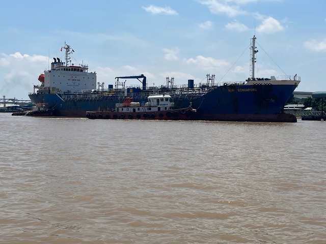 Tàu trọng tải lớn của NSH Petro cập cảng Khu công nghiệp Trà Nóc II (Q.Ô Môn, TP.Cần Thơ) để nhập xăng dầu. Ảnh: Quang Minh Nhật