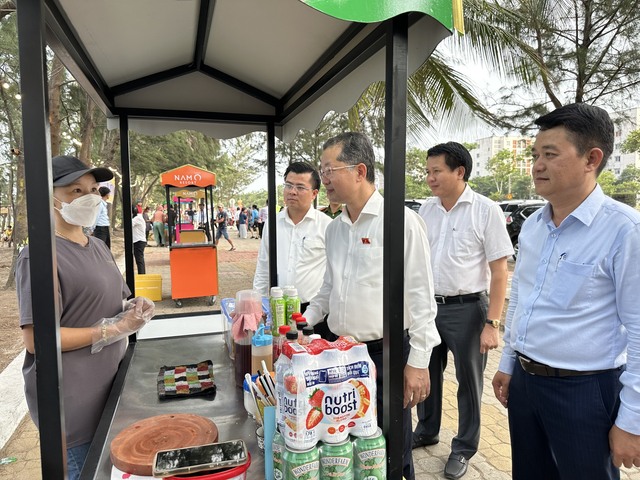 Bí thư Thành ủy Đà Nẵng Nguyễn Văn Quang 'mở hàng' Phố ăn vặt Nam Ô - Ảnh 7.