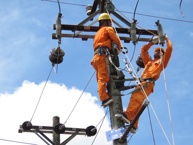 Các công nhân kiểm tra đường dây điện để đảm bảo cung ứng điện tại các tỉnh thành phía Nam  Ảnh: Lê Tám: