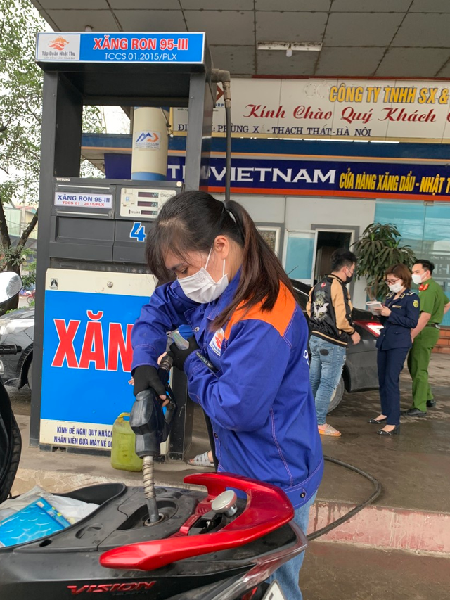 Chuyển công an điều tra một cây xăng ở Hà Nội bán xăng RON 95 'dởm' - Ảnh 1.