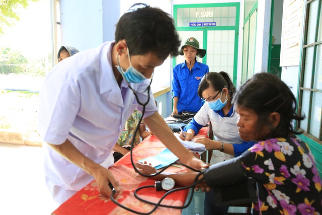 Ảnh: Thành Nguyễn Từ ngày 1.7, mức lương cơ sở tăng đồng nghĩa với việc mức đóng bảo hiểm y tế sẽ tăng