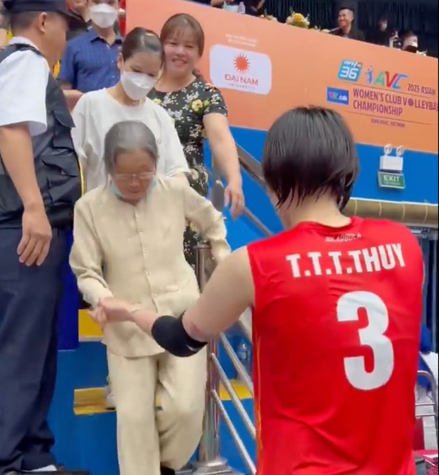 Khoảnh khắc xúc động khiến thủ quân đội tuyển bóng chuyền nữ Việt Nam bật khóc - Ảnh 2.