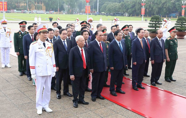 Lãnh đạo Đảng, Nhà nước vào Lăng viếng Chủ tịch Hồ Chí Minh - Ảnh 1.