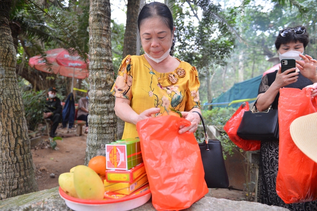 Hàng nghìn người đổ về đền Hùng dâng hương dù chưa đến ngày chính lễ - Ảnh 5.