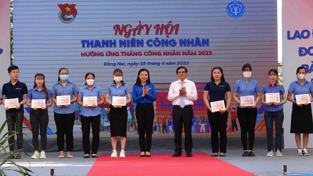 Trao tặng 300 thẻ BHYT cho thanh niên công nhân có hoàn cảnh khó khăn - Ảnh 1.