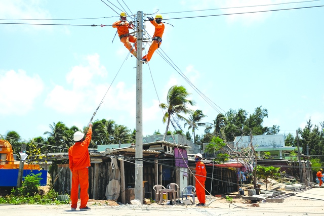Chú thích: Thi công nâng cấp lưới điện trên đảo Phú Quý  ẢNH: VĂN HƠN