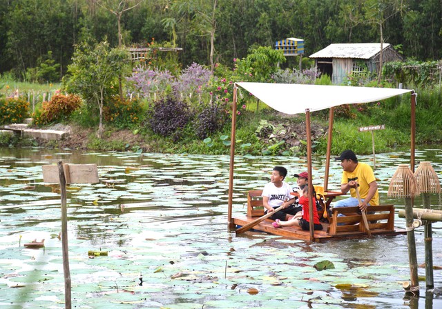 Du khách tham quan, trải nghiệm tại một điểm du lịch sinh thái ở huyện U Minh