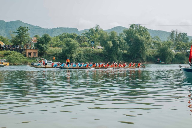 Nhộn nhịp lễ hội đua thuyền trên sông Son - Ảnh 2.