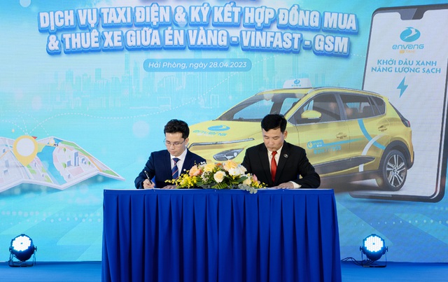 Ông Nguyễn Văn Thanh - Tổng giám đốc Công ty GSM và ông Nguyễn Văn Định - Chủ tịch HĐQT kiêm Giám đốc Công ty Én Vàng ký kết thỏa thuận hợp tác