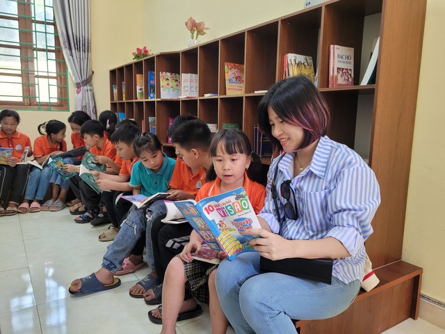 Báo Thanh Niên tặng không gian đọc sách cho học sinh vùng biên giới Cao Bằng - Ảnh 4.