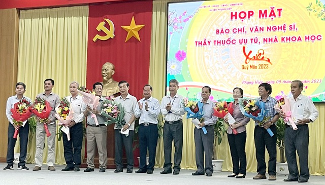Ông Nguyễn Văn Vui (giữa) tri ân những cá nhân có nhiều đóng góp cho phát triển kinh tế, xã hội H.Phụng Hiệp  Ảnh Quang Minh Nhật