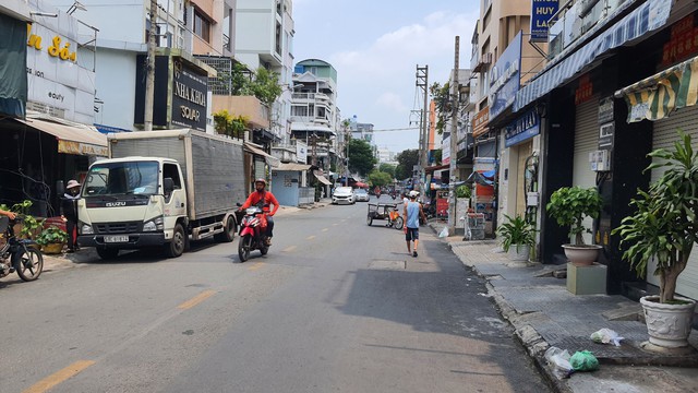 Tạm giam hai nghi phạm giật túi xách khiến cô gái ngã xe co giật trên đường - Ảnh 2.