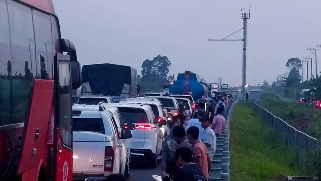 Xe tải lật trên cao tốc Trung Lương - Mỹ Thuận, giao thông ùn tắc kéo dài - Ảnh 2.