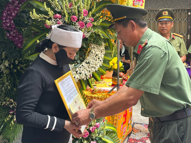 Cà Mau: thăng quân hàm cho thiếu tá gặp nạn khi đang tuần tra trên sông   - Ảnh 1.