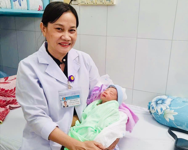 Phú Quốc: Thuê người chăm sóc bé sơ sinh bị bỏ rơi   - Ảnh 1.