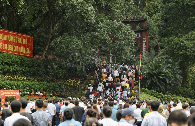 Sự kiện văn hóa tuần qua: Dòng người đội mưa về đền Hùng dâng hương - Ảnh 1.