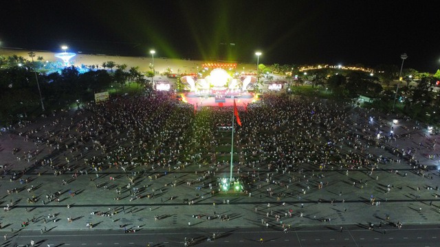 Quảng trường lớn nhất Bình Định đông nghịt người ngay trong ngày đầu nghỉ lễ - Ảnh 1.