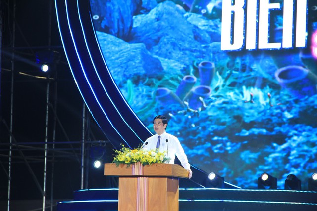 Quảng trường lớn nhất Bình Định đông nghịt người ngay trong ngày đầu nghỉ lễ - Ảnh 3. Quảng trường lớn nhất Bình Định đông nghịt người ngay trong ngày đầu nghỉ lễ - Ảnh 3.