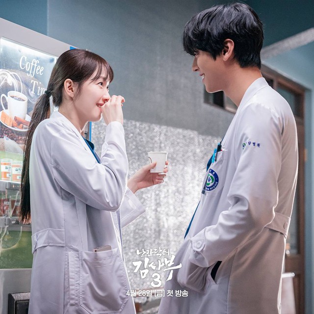 Ahn Hyo Seop tình tứ với bạn diễn trong tập 1 phim ‘Người thầy y đức 3’ - Ảnh 5.