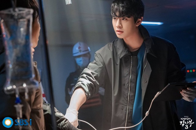 Ahn Hyo Seop tình tứ với bạn diễn trong tập 1 phim ‘Người thầy y đức 3’ - Ảnh 1.
