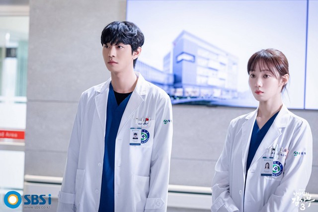Ahn Hyo Seop tình tứ với bạn diễn trong tập 1 phim ‘Người thầy y đức 3’ - Ảnh 3.