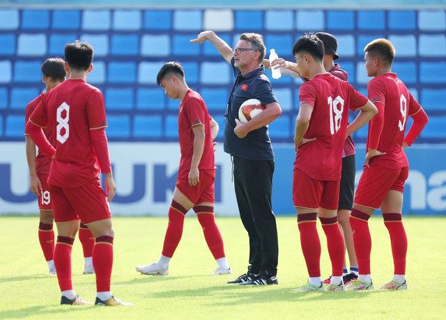 U.22 Việt Nam đấu U.22 Lào: HLV Troussier dùng đội hình 'siêu tấn công' - Ảnh 2.