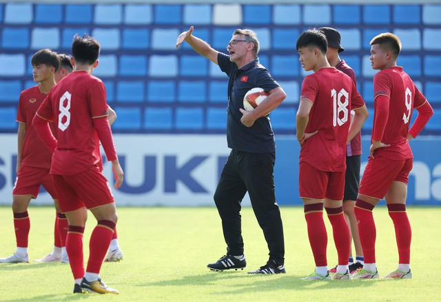 'Phù thủy trắng'  Troussier xáo trộn số áo đấu U.22 Việt Nam ở SEA Games 32 - Ảnh 2.