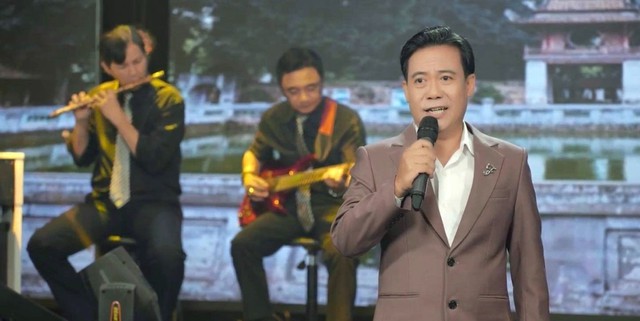 Ca sĩ Vinh Tuấn làm mới 'Chuyện loài cỏ đêm'  của nhạc sĩ Hoàng Trang - Ảnh 3.