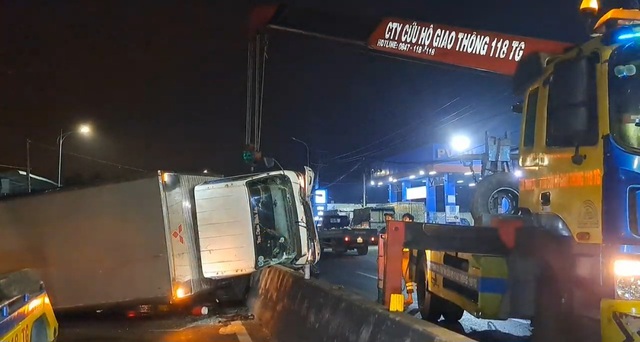 Tai nạn ở Tiền Giang: Xe tải tông gãy trụ đèn, lật đè lên dải phân cách - Ảnh 2.