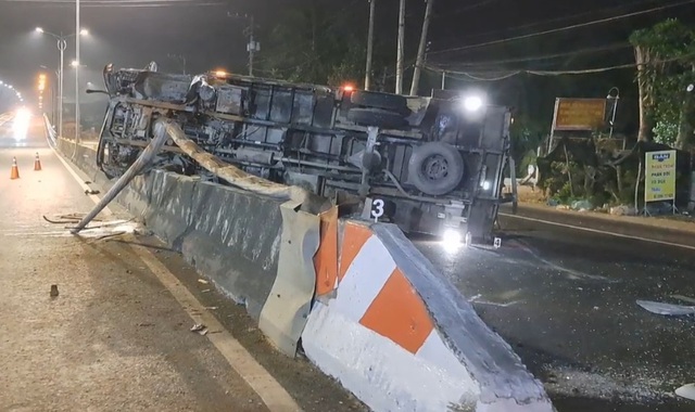 Tai nạn ở Tiền Giang: Xe tải tông gãy trụ đèn, lật đè lên dải phân cách - Ảnh 1.