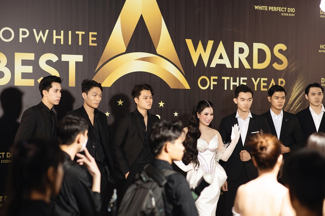 CEO Cao Thị Thùy Dung tại thảm đỏ Top White Best Awards Of The Year 2023 - Ảnh 4.