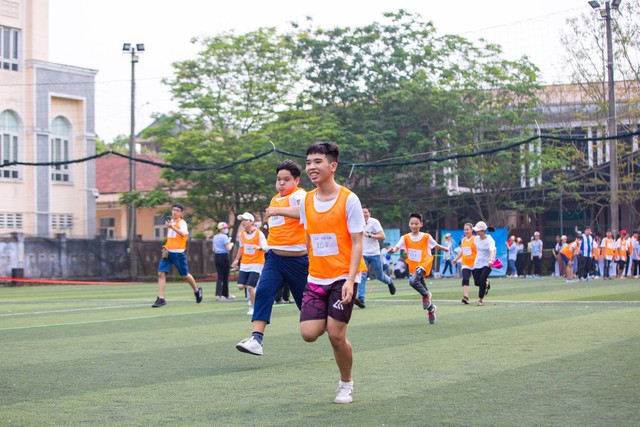 Trẻ tham gia bộ môn thi chạy tại sự kiện &quot;Ngày hội thể thao thân thiện cho trẻ khuyết tật trí tuệ và khuyết tật phát triển 2023&quot;