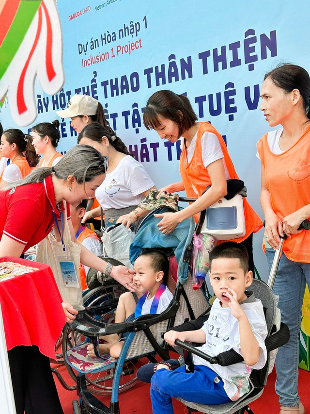 Gamuda Land trao huân chương tham dự tới trẻ tại sự kiện &quot;Ngày hội thể thao thân thiện cho trẻ khuyết tật trí tuệ và khuyết tật phát triển 2023&quot;